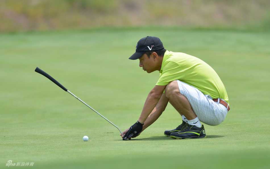 双人管理：青岛桃园江景高尔夫俱乐部的会所内景，两张并排摆放的办公桌或许隐喻着这里独特的管理模式，墙上挂着球场规划图与荣誉证书
