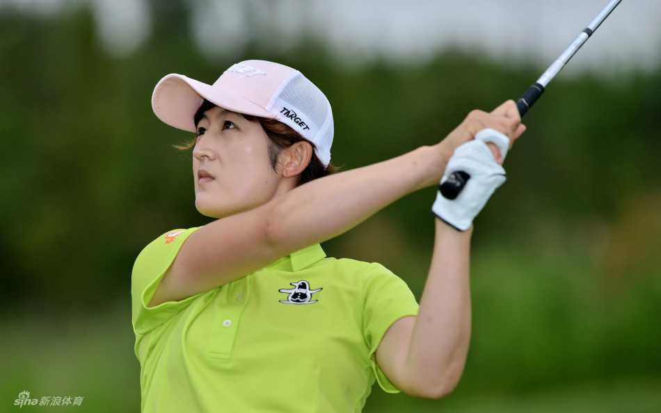 转型之路：高尔夫球场家庭活动日场景，父母与孩子一起参加高尔夫体验课程，预示着这项运动正从精英专属向大众休闲生活方式转变