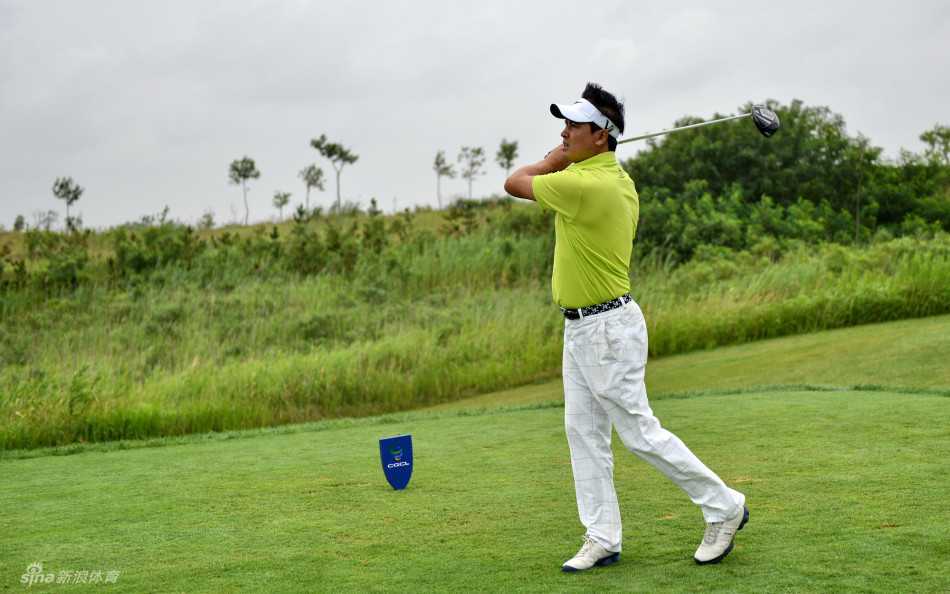 落日余晖：黄昏时分的高尔夫球场，最后一批球手沿着球道返回会所，长长的影子投射在草坪上，结束了一天运动与社交的时光