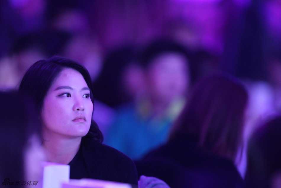 韩国美女球手柳萧然抿嘴微笑，侧颜轮廓精致，透露出赛场下的温柔瞬间