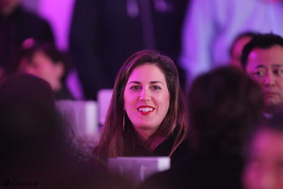 德国高尔夫美女桑德拉·嘉儿在阳光下绽放明亮笑容，蓝色眼眸如清澈湖水