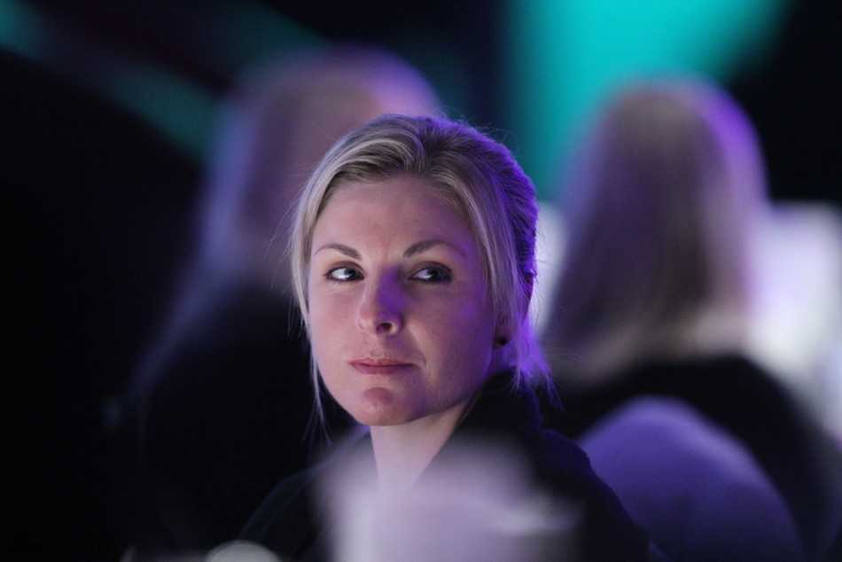 珍妮-申佩戴的精致耳环在发丝间若隐若现，为运动装扮增添了一抹闪亮的细节