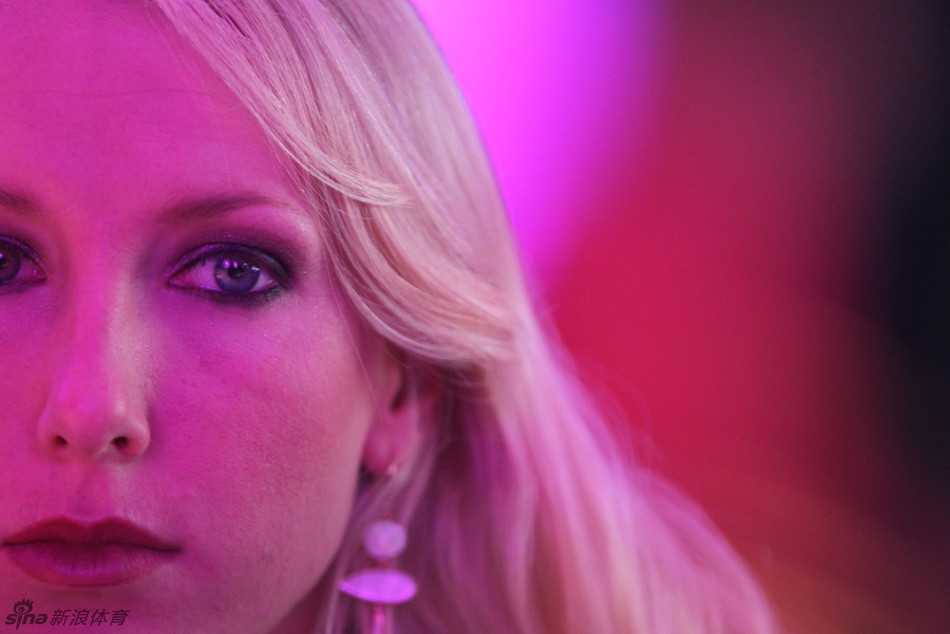 球员李梓妆容精致细腻，低头凝思，展现了女性运动员安静而专注的另一面