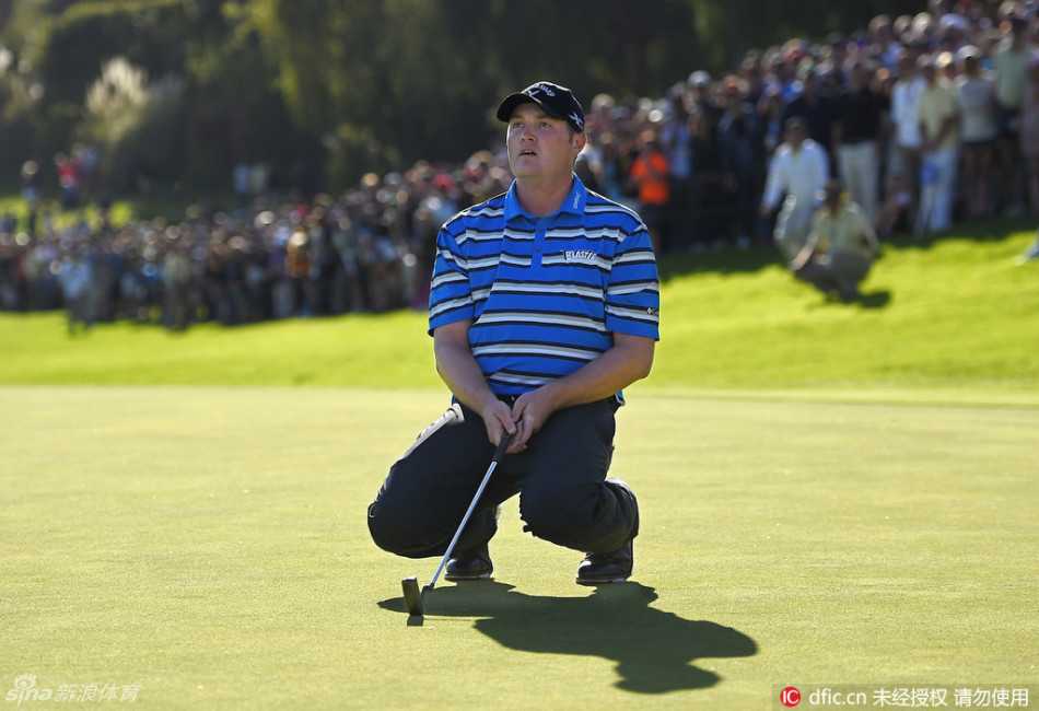 失之交臂：科克拉克在第十八洞果岭上，面对决定命运的小鸟推，神情专注却最终错失良机