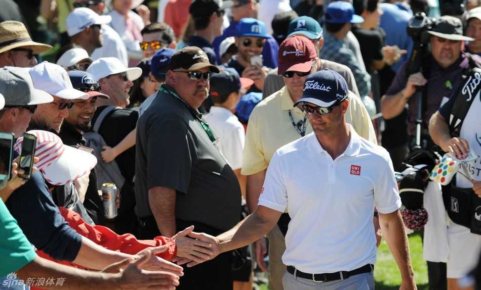 父亲的战场：达斯汀·约翰逊在球道上全力一击，妻子宝莲娜在场边专注地凝望着丈夫的拼搏