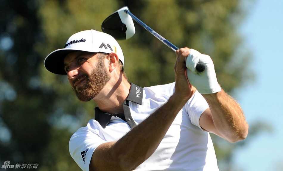 经典瞬间：巴巴·沃森在第16洞果岭边优雅抛球，水塘的倒影与精准的判断成就了大师赛的经典一幕