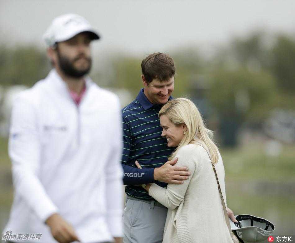 一位高尔夫球员与他的伴侣在夕阳下相视而笑，金色的光芒为他们的轮廓镀上温暖的光边