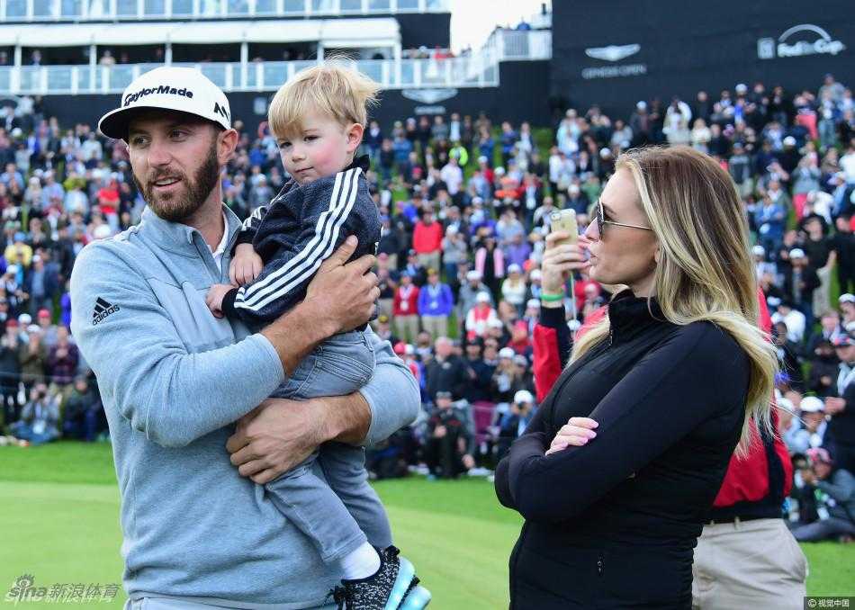 一对情侣在颁奖典礼后的派对上亲密相拥，水晶奖杯在他们身旁熠熠生辉