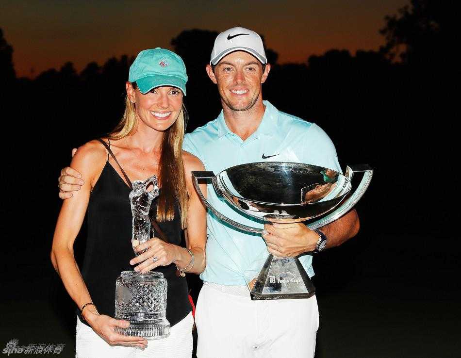 盛大的晚宴中，一对身着华服的伴侣翩翩起舞，裙摆飞扬，宛若童话中的王子和公主