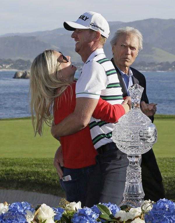 几位球员与他们的女伴在游艇甲板上并肩远眺，海风吹拂发丝，背景是蔚蓝无际的辽阔海面