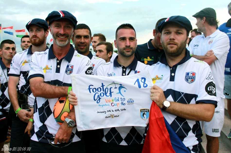 绿茵上的另类弧线:足球高尔夫世锦赛的力与美 法国队全体成员并肩而立,在赛场边留下坚定自信的合影,阳光下的身影彰显出团队的非凡气势与夺冠决心。