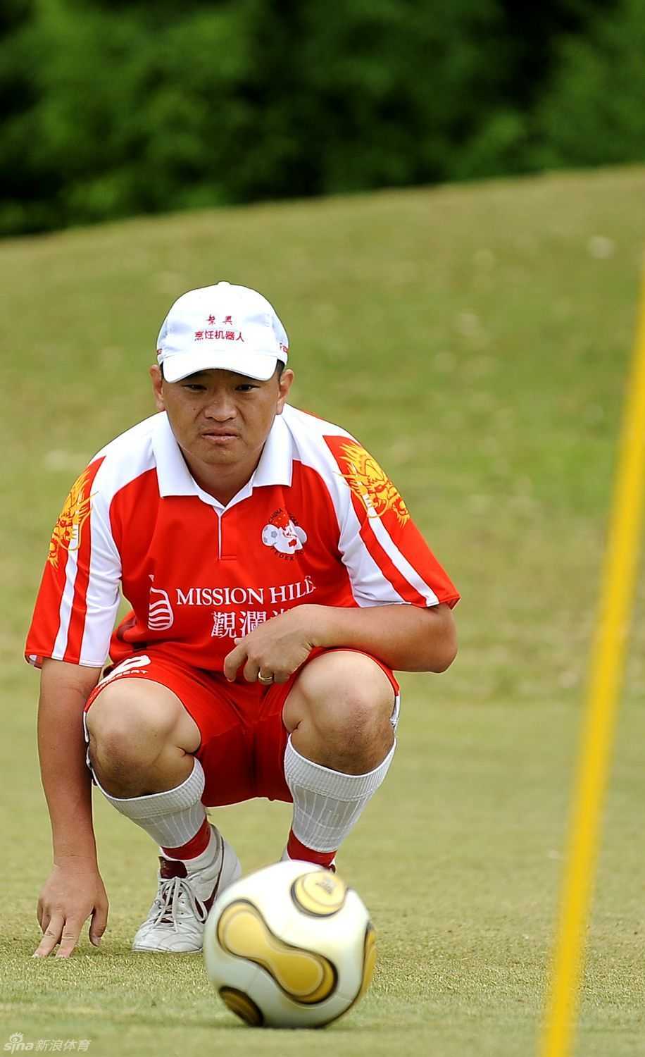 绿茵上的另类弧线:足球高尔夫世锦赛的力与美 美国球员朱利安姿态优雅,正用脚背轻柔地控制足球,仿佛在进行一场绿茵上的精确舞蹈。