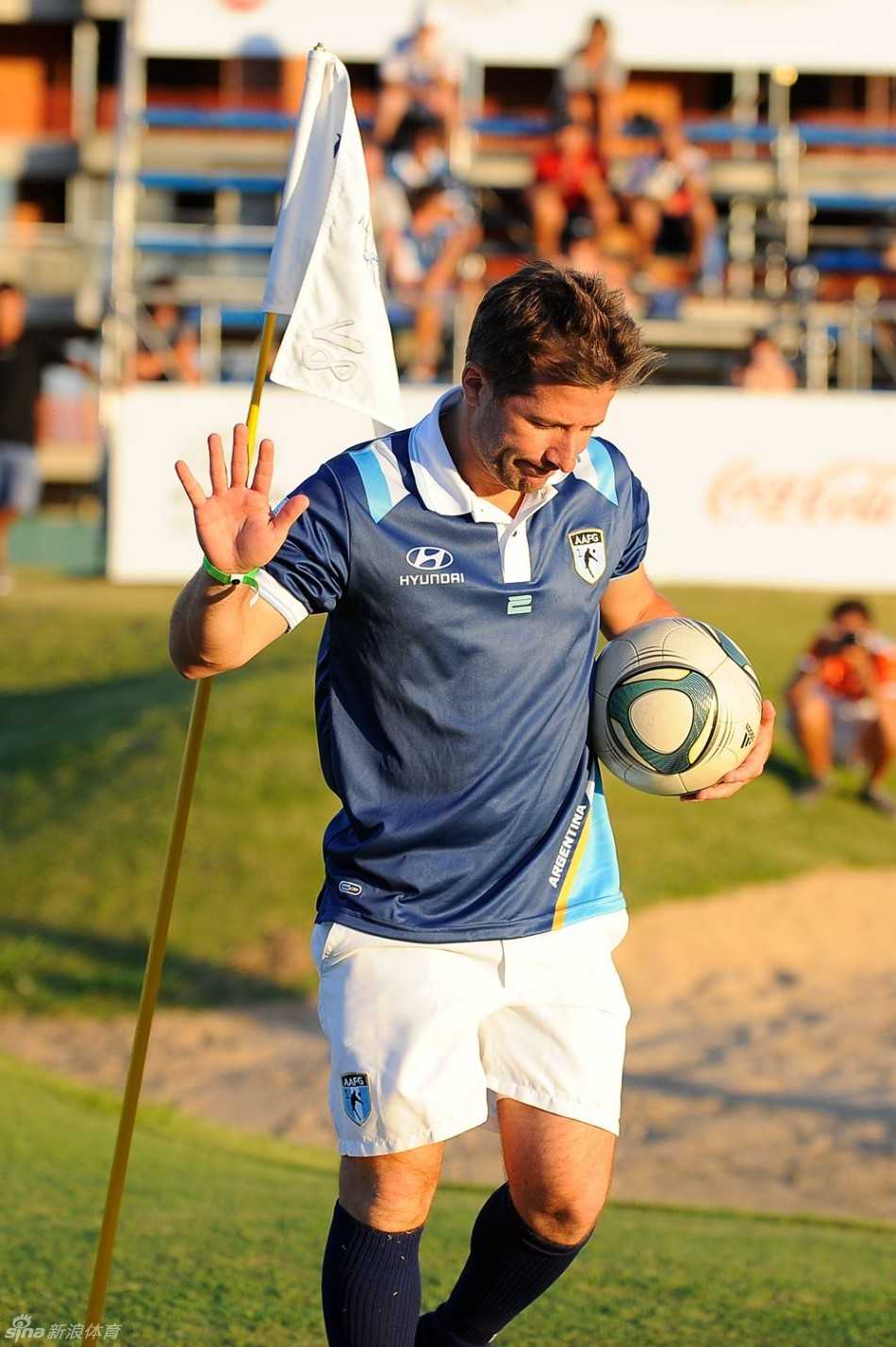 绿茵上的另类弧线:足球高尔夫世锦赛的力与美 中国选手纪捷全神贯注,身体舒展如弓,正起脚准备进行一次关键的开球,目光如炬锁定了远方的球洞位置。