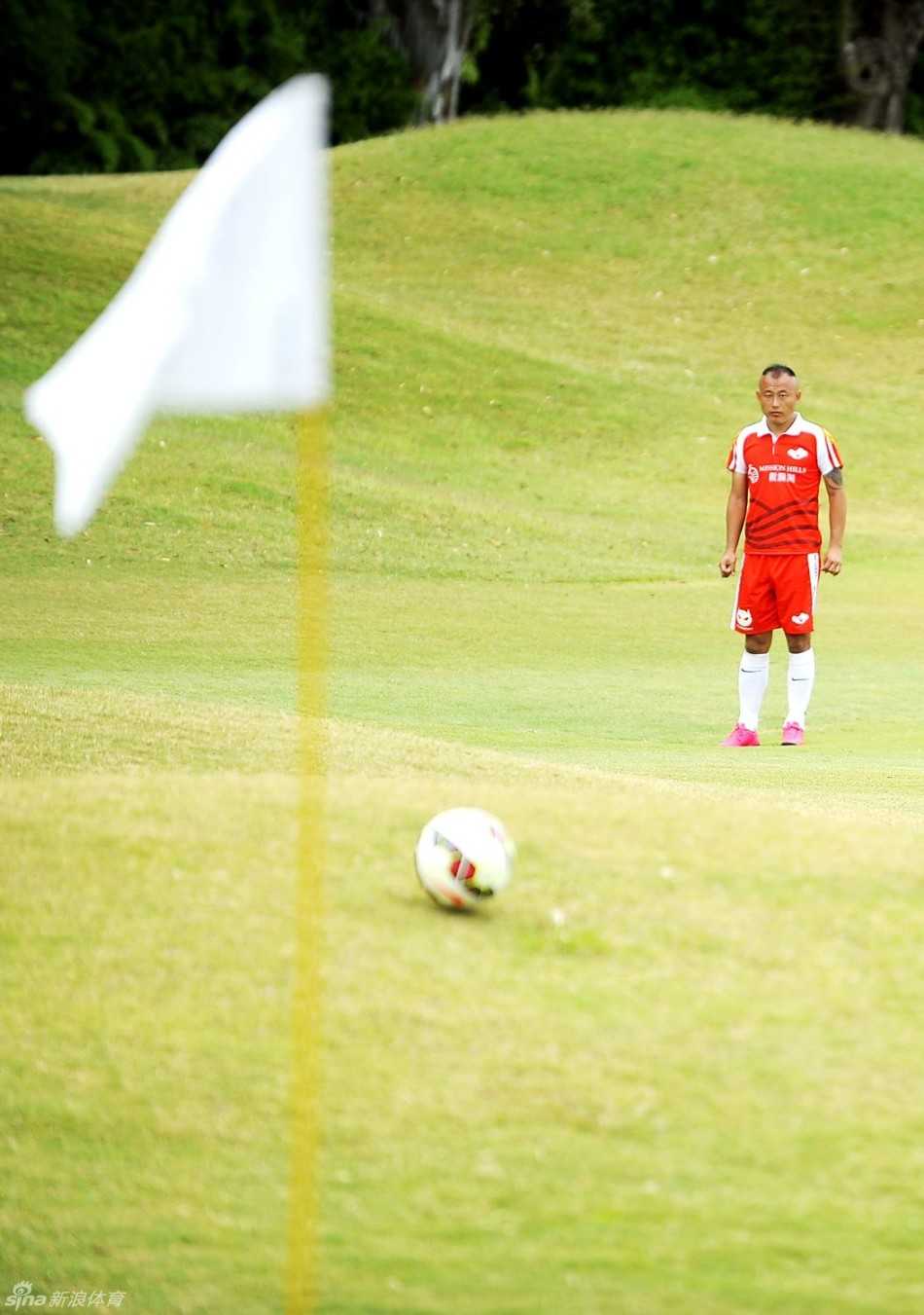 绿茵上的另类弧线:足球高尔夫世锦赛的力与美 斯洛伐克选手扬·科斯克(左)与英国选手保罗·奥利弗在赛场上友好交流,欧洲力量派与技巧派的代表正在切磋球路。