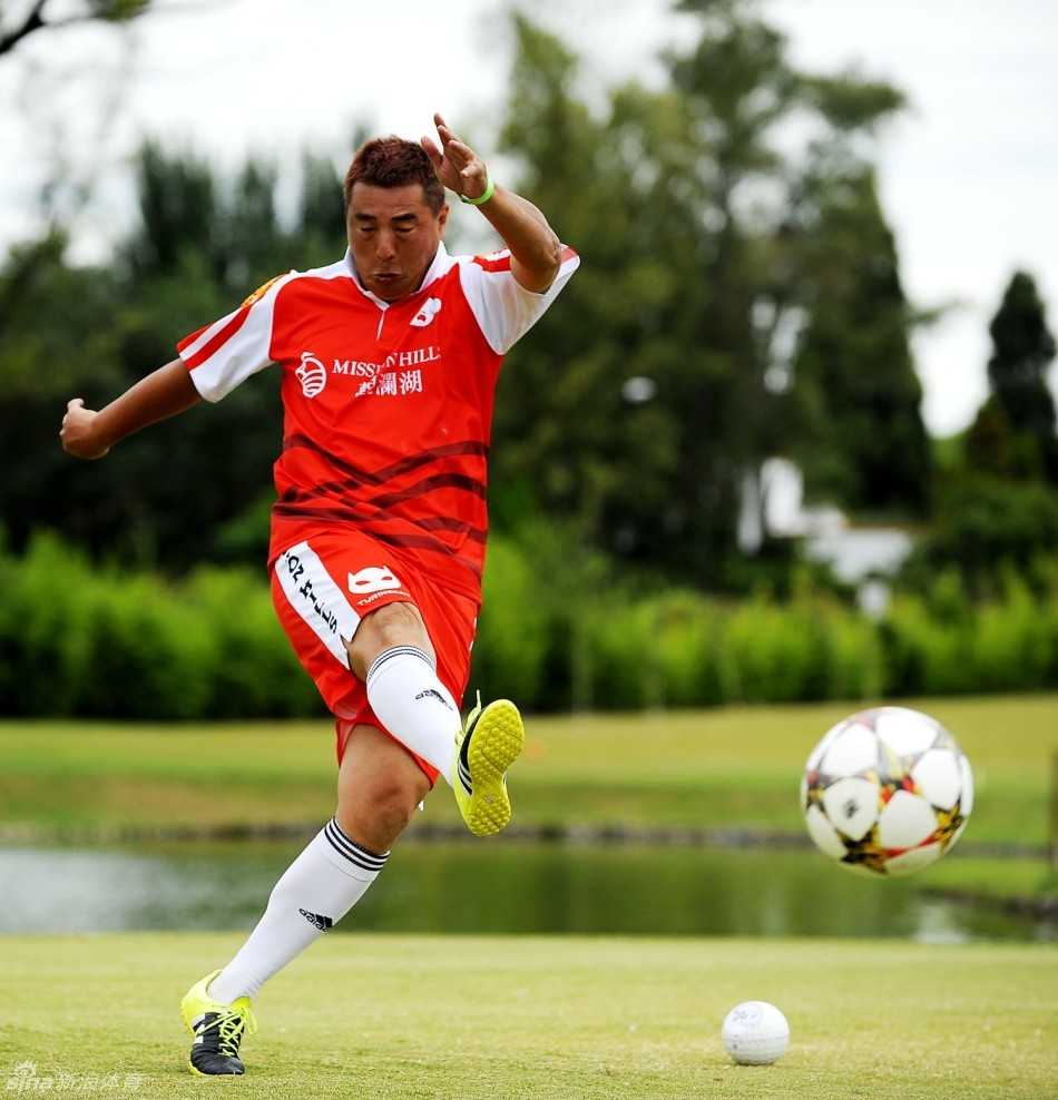 绿茵上的另类弧线:足球高尔夫世锦赛的力与美 刘梦扬躬身细致观察草坪的起伏与球线,仿佛一位战略家正在审视战场地图,寻找最佳进攻路径。