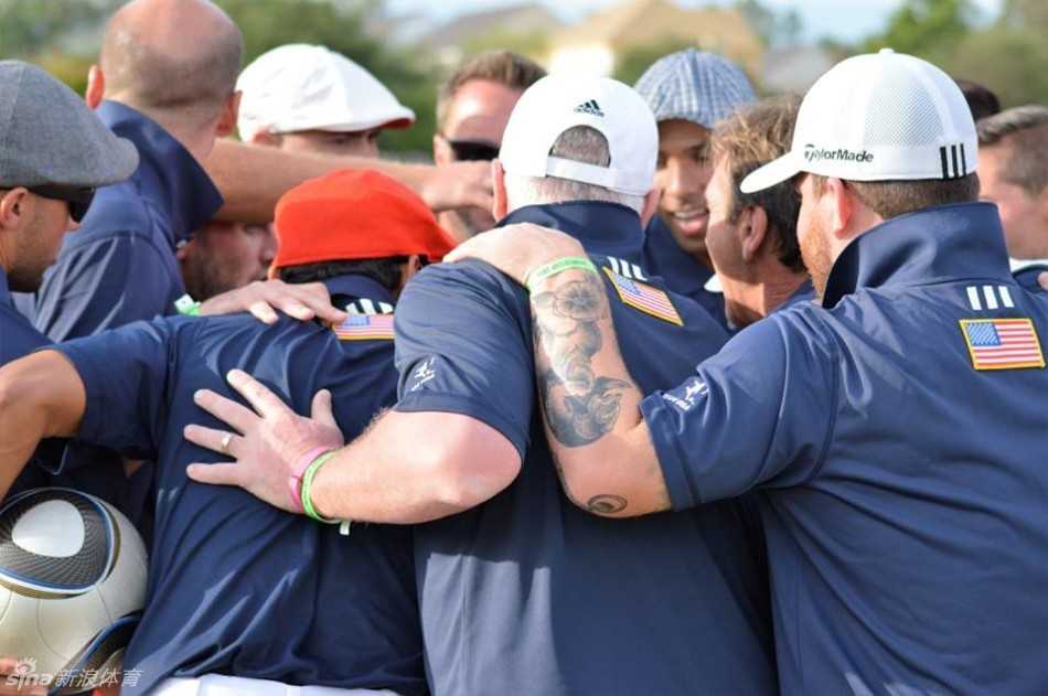 绿茵上的另类弧线:足球高尔夫世锦赛的力与美 阿根廷选手被誉为足球高尔夫界的梅西,他正专注地俯身调整足球位置,周身散发着王者的沉稳与自信。