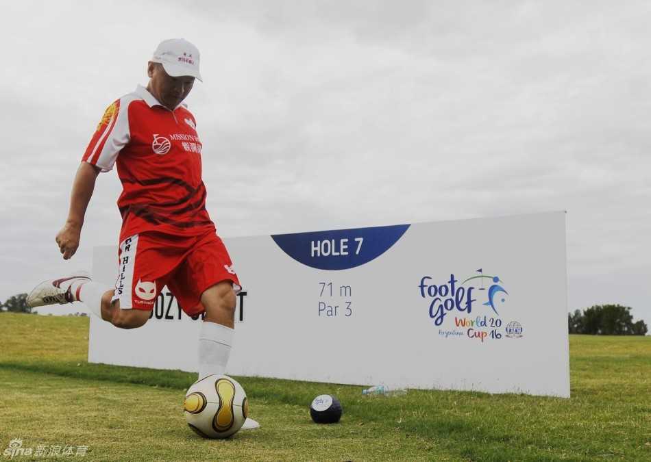 绿茵上的另类弧线:足球高尔夫世锦赛的力与美 栾晨因一记意外失误瞬间面露沮丧,但紧握的拳头预示着他即将卷土重来的不屈斗志。