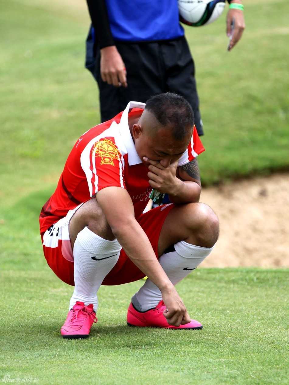 绿茵上的另类弧线:足球高尔夫世锦赛的力与美 栾晨调整呼吸后,以一记势大力沉的远距离推射回应失利,足球如精确制导般在绿毯上划出笔直轨迹。