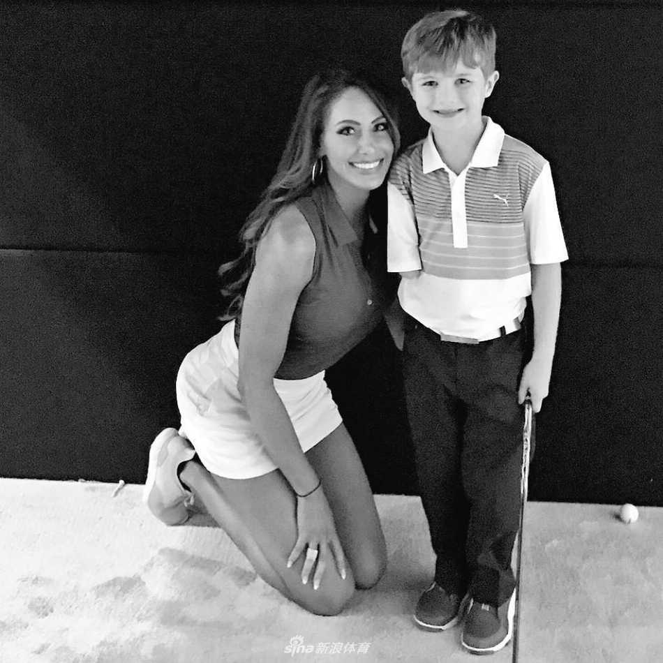 近距离特写霍莉的标志性微笑，眼神明亮而坚定，展现出职业女性兼具温柔与力量的独特气质。