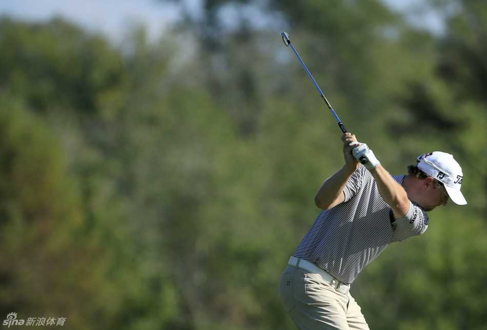 安德鲁·卢普全力挥杆，身体充分扭转，力量从地面经由全身传递至杆头