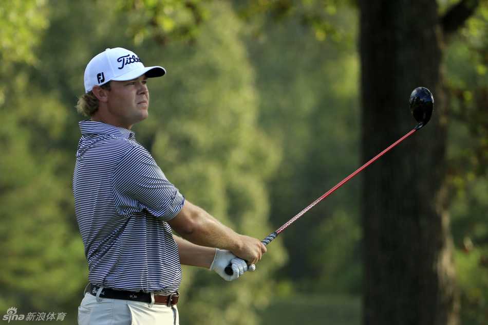 金泽尔在关键一刻凝神挥杆，球杆划破空气，动作果断而充满决心