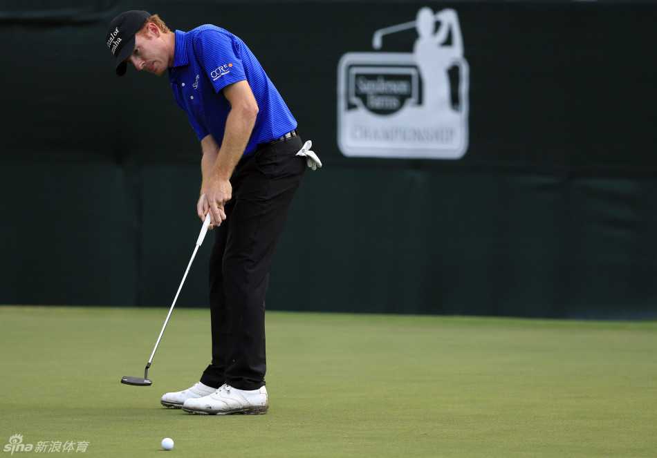 球员卡斯特罗在果岭上俯身观察推杆线路，表情沉稳，决胜时刻的宁静与紧张感并存