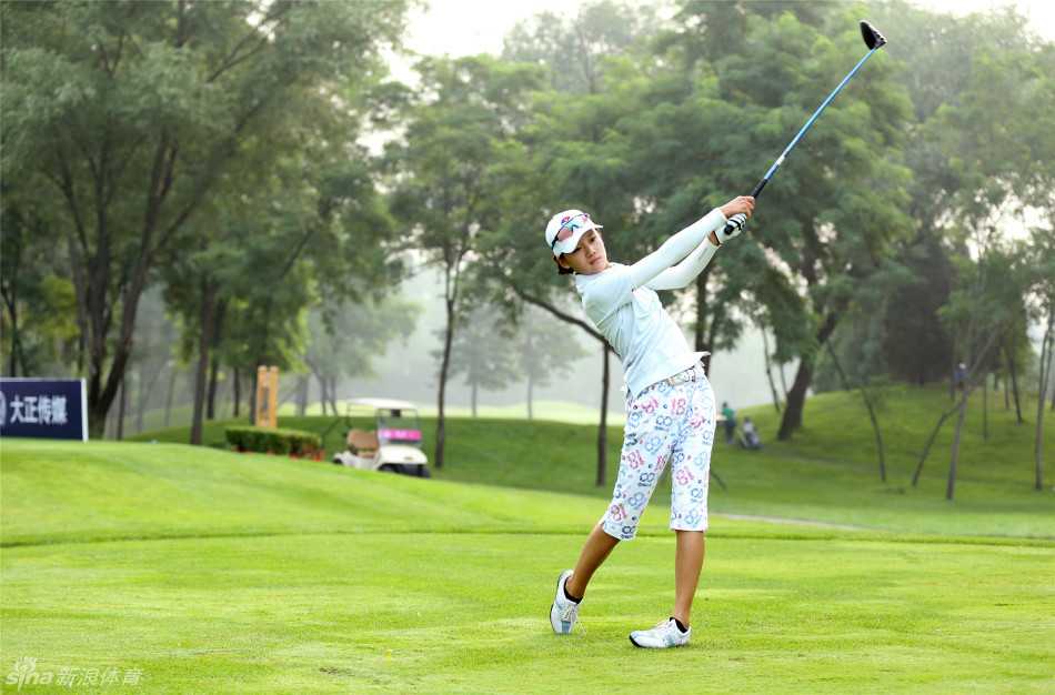 绿茵上的艺术与策略高尔夫赛场掠影 高尔夫球员正在果岭边的沙坑中救球,沙粒飞溅,展现出力与技巧的精准结合