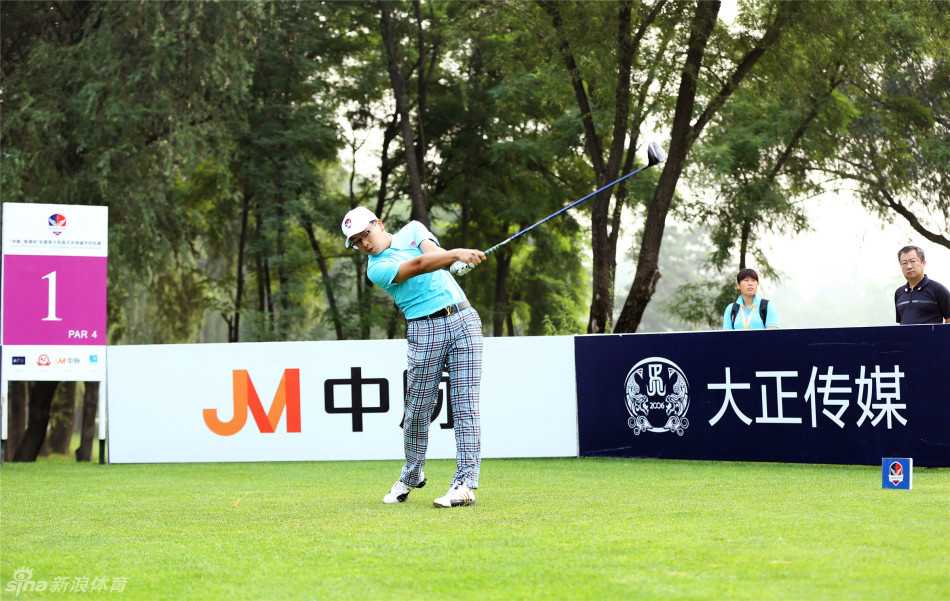 绿茵上的艺术与策略高尔夫赛场掠影 两位高尔夫球员在果岭上并肩观察推杆线路,正在进行认真的战术讨论