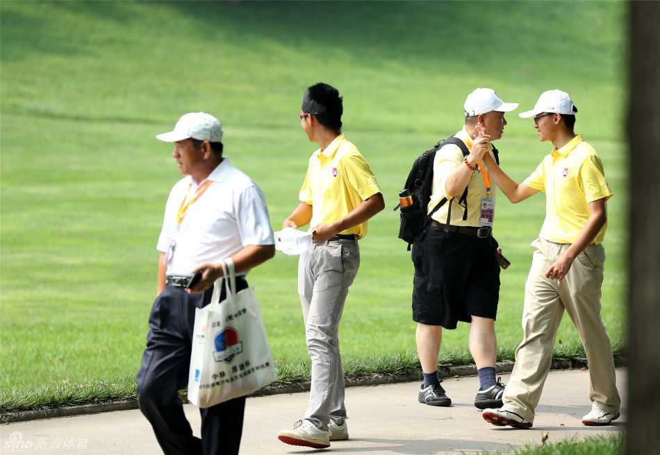 绿茵上的艺术与策略高尔夫赛场掠影 高尔夫球员在开球前沉思,目光坚定地望向远方的球道,正在做最后的策略决断