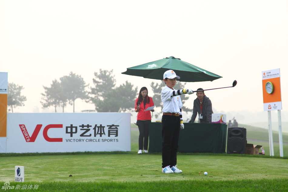 孩子们背着几乎等身高的球包走在球道间，长长的影子诉说着独立成长的故事