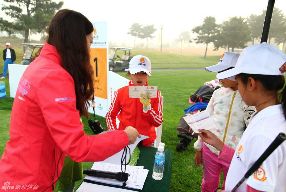 红衣少年在开球台完美挥杆，白色小球如流星般划过碧空绿野