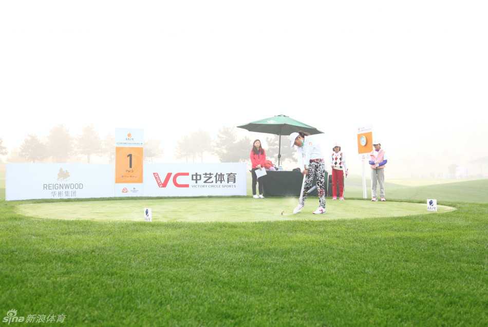 夕阳下小球手们开心击掌庆祝，金色的光芒为这群未来之星勾勒出温暖的轮廓