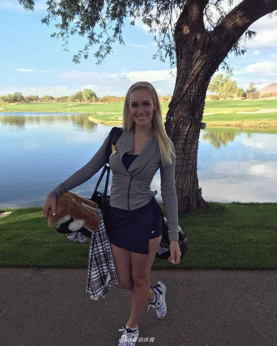 落日余晖中佩琪完成最后一推，修长身影在果岭上拖出长长影子