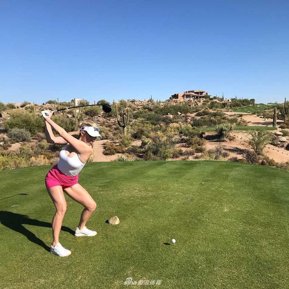 休息时与球童轻松交流，自然流露的亲切微笑温暖如邻家女孩