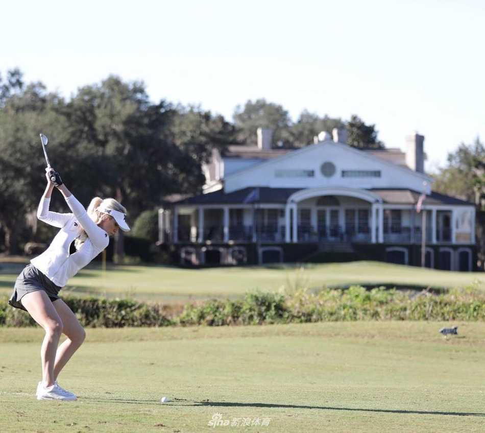 佩琪与友人击掌庆祝，笑容灿烂展现高尔夫运动带来的真挚快乐