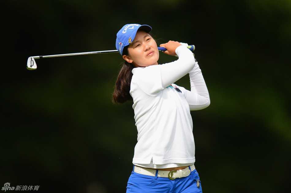 美国名将莱克西·汤普森在发球台前扬起一把草屑，以此判断风向与风速，每一个细节都关乎胜利。