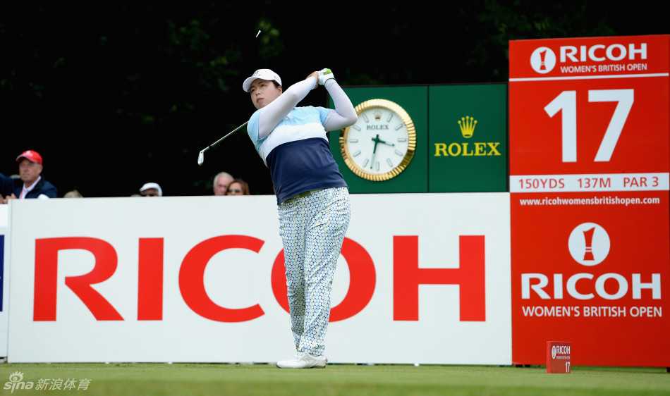 韩国名将李美林在果岭边沉着观察球线，她专注的神情预示着对卫冕冠军头衔的强烈渴望。