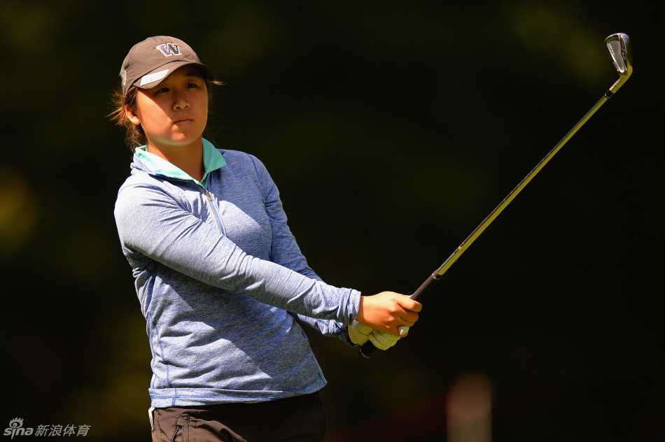 新西兰天才少女高宝璟与她的球童并肩而行，两人正在深入交流，探讨应对复杂球场的策略。