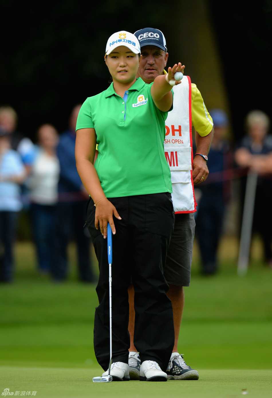 “小魔女”魏圣美在果岭上全神贯注准备推杆，她的姿态优雅而稳定，决胜时刻就在瞬息之间。