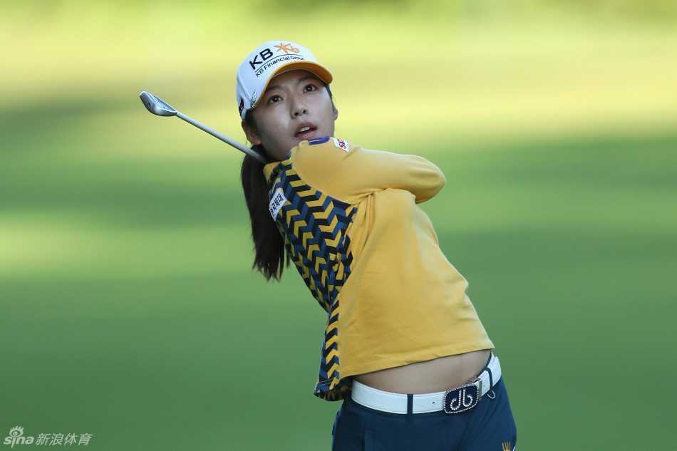 中国小将林希妤在比赛中凝神思考，尽管面临挑战，但她坚毅的眼神预示着未来不可限量。