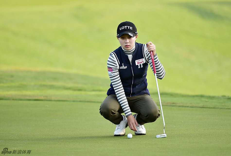 冯思敏挥杆瞬间，身体力量完美释放，发辫在空中划出一道充满活力的弧线。