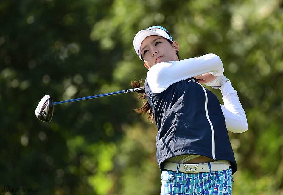 陈利庆的挥杆动作一气呵成，在收杆瞬间呈现出教科书般的平衡与稳定。