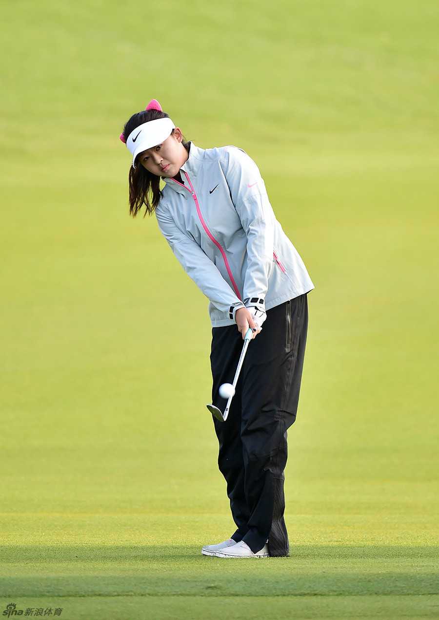 冯思敏完成挥杆后，优雅收杆，目光坚定地望向小球飞出的方向，关注其落点。