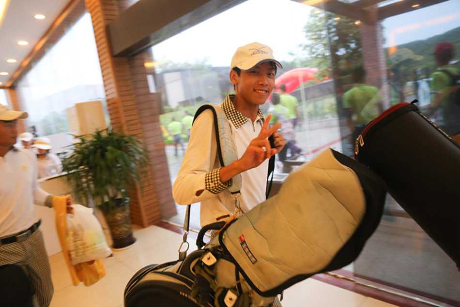 绿茵战场上的智慧博弈 开球仪式上,各队代表一字排开,彩球在蓝天下划出充满希望的弧线