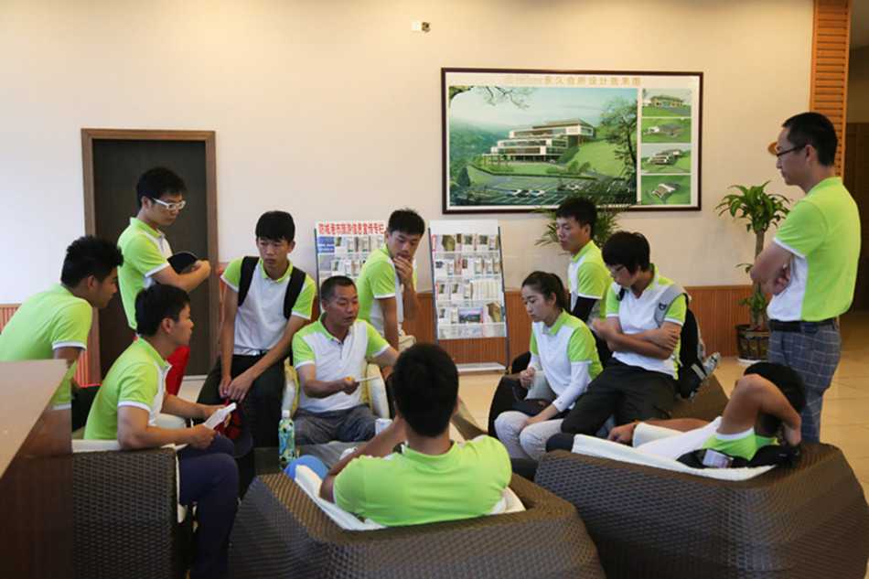 绿茵战场上的智慧博弈 直升机缓缓降落在赛场旁,旋翼卷起的气流仿佛吹响了赛事集结的号角