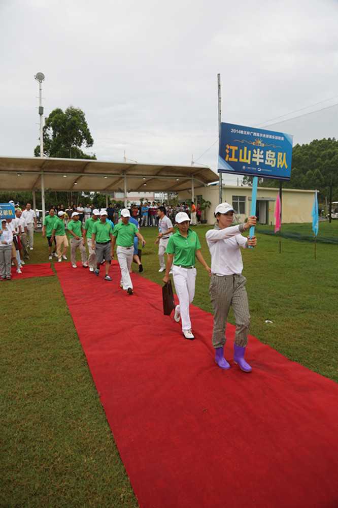 绿茵战场上的智慧博弈 夕阳下的赛场静谧而壮美,一天的智勇角逐后,留下的是友谊与成长的足迹