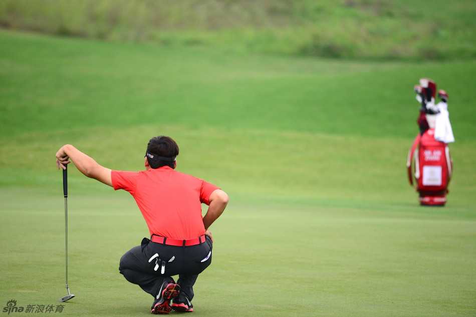 曹一在击球前进行最后一次试挥，动作舒缓而专注，仿佛在感受风向与力量的结合。