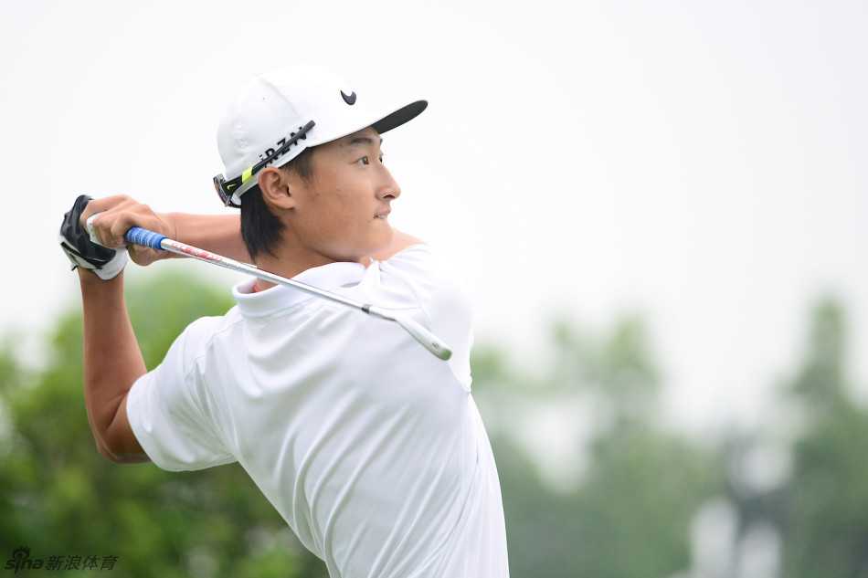 李昊桐完成一记漂亮的击球后，动作流畅地收杆，目光坚定地望向小球飞行的轨迹。