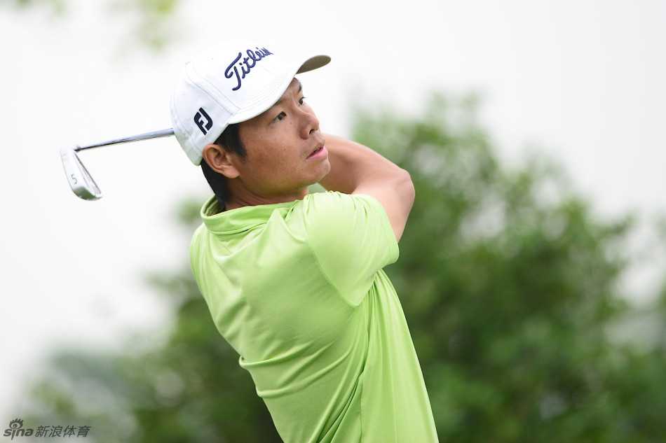 一位球员在果岭旁陷入沉思，手不自觉地挠着头，脸上流露出对刚才一击的纠结与思考。