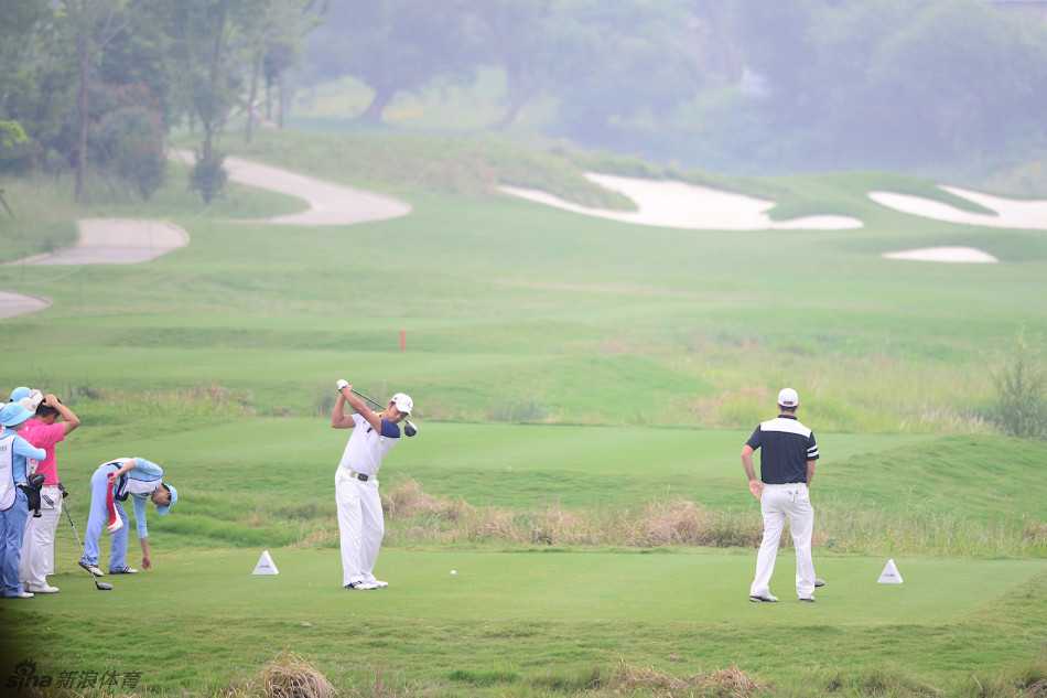 晨光中，球员迎着朝阳专注地进行开球练习，身影在草地上拉出长长的影子，充满朝气与希望。
